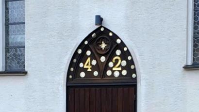 Bild: Dobmeier
Das 42. Adventstürchen sorgt für Aufsehen in Rothenstadt.
