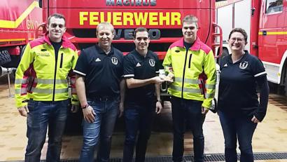 Bild: ü
Bei der Spendenübergabe (von links) Marco Fraunholz, Josef Reisner, Philip Kroher, Justin Goß und Nicole Schusser-Schindler.