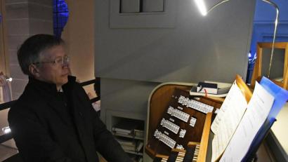 Bild: Petra Hartl
Domorganist Franz-Josef Stoiber aus Regensburg entlockte den über 4000 Pfeifen der Weise-Mühleisen-Orgel (1969/2013) ihre klanglichen Facetten.