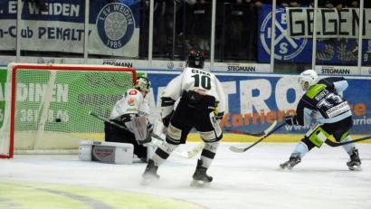 Bild: gb
So wollen die Blue-Devils-Fans Tomas Rubes sehen: Hier schießt der Tscheche im ersten Match gegen den Höchstadter EC zum 4:2-Endstand ein. Am Samstag und Montag treffen die Weidener zwei Mal auf die Mittelfranken. Im Kampf um den Einzug in die Meisterrunde sind sechs Punkte Pflicht.