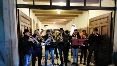 Bild: gz
Die Werkstattmusikanten stimmte alle auf die Bescherung ein.