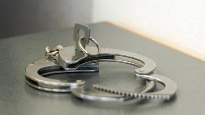 Bild: Armin Weigel
Handschellen liegen auf einem Tisch. Foto: Armin Weigel/dpa/Symbolbild