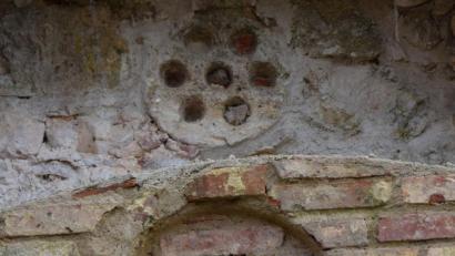 Bild: bö
Der geheimnisvolle Schalen- oder Näpfchenstein aus vorchristlicher Zeit ist bei der Renovierung der Pfarrkirche St. Maria und St. Lucia im Mauerwerk zum Vorschein gekommen. In der darunterliegenden kreisrunden Nische war bis zur Ablösung 1951 ein Christusbild angebracht. Über dessen Verbleib ist allerdings nichts bekannt.