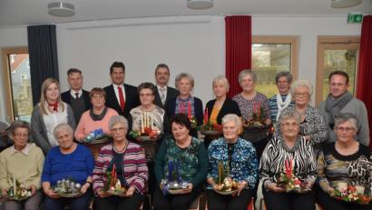 Bild: dob
Zahlreiche Seniorinnen konnten für ihre lange Treue zu den Wasser- und Gymnastikgruppen von Lotte Hofmann (hinten, Zweite von rechts) geehrt werden. Mit einem adventlichen Gesteck bedankte sich Lotte Hofmann bei jeder einzelnen Frau.