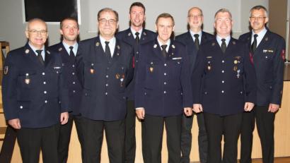 Bild: tne
Die ausgezeichneten aktiven Feuerwehrmänner: (von links) Josef Singer, 2. Vorsitzender der FFW Amberg, Christian Karl, 2. Kommandant, Bernhard Dotzler, Kommandant Christian Schafbauer, Wolfgang Weigl, der neugewählte 2. Vorsitzende Jürgen Köppel, Stefan Ott und Vorsitzender Wolfgang Nagler.