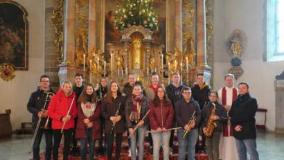 Bild: jzk
Nach der Pfarrmesse bedankte sich Stadtpfarrer Thomas Kraus beim Kapellenleiter Renè Bauer (rechts) und den Musikanten der Kemnather Jugendblaskapelle. 
Die vier Holzbläser Theresa Haßmann, Nele Hassel, Paula Dimper und Alina Heining (vorne von links) verdienten ein Sonderlob.