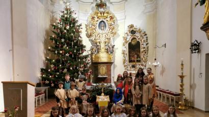 Bild: gz
Ein sehenswertes Krippensingspiel boten zahlreiche Kinder an Heilig Abend.