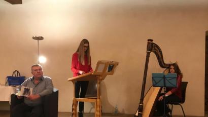 Bild: Karl Schreier/exb
Elisa Ertl (Harfe) und Julia Gleißner (Hackbrett) rahmten die Lesung von Werner Robl (links) stimmungsvoll ein.