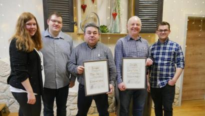 Bild: exb/Philipp Korb
Der aktuelle Vorstand ehrt die beiden Ehrenvorsitzenden: (von links) Kristina Betz, Matthias Winter, Dionys Böckl, Georg Matzke und Markus Holzinger.