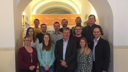 Bild: exb
Mit einer richtungsweisenden Aufstellung von vielen jungen Kandidatinnen und Kandidaten will die JWG vor allem junge Leute begeistern, ihre Zukunft selbst in die Hand zu nehmen und mitzugestalten. Rekordverdächtig der Anteil von sechs Bewerberinnen, was es in der Knopfstadt noch nicht gegeben hat. Im Bild die Kandidaten mit Vorsitzendem Alfred Wolf (vorne, Mitte) und dem Landratskandidaten der Freien Wähler, Ely Eibisch (vorne, rechts).