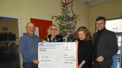 Bild: Winkler
Der Lions-Club Weiden „Goldene Straße“ beschert 250 Flüchtlingskindern ein schönes Weihnachtsfest. Hierfür dankt Jost Hess vom AK Asyl (links) Präsidentin Andrea Schubert (Zweite von rechts) bei der symbolischen Scheckübergabe.