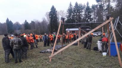 Bild: exb
Am Ende der Jagd kommen alle Jäger wieder zusammen und tauschen sich am Feuer und bei heißen Getränken aus. Das erlegt Wild wird fachmännisch versorgt und verwertet.