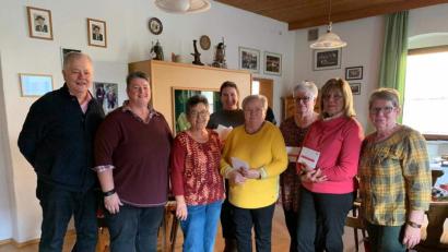 Bild: u
Sieben im sozialen Bereich tätige Gruppen erhalten von der SPD-Frauengruppe beim Seniorennachmittag jeweils eine 100-Euro-Spende (von links): Stadtrat Reinhold Strobl, Ute Pirke und Marianne Hartmann, daneben die Spendenempfängerinnen sowie Bärbel Grützner (rechts).