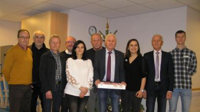 Bild: öt
Gläser mit Honig als Weihnachtsgeschenk übergab namens der SPD-Fraktion Dieter König (vorne, mit Karton) an Heimleiterin Natalja Kiel (links daneben) und die Leiterin Soziale Betreuung Regina Brum (rechts daneben). Mit im Bild: Robert König (von links), Hans Englmann, Oswald Geisler, Diakon Harald Schraml, Altbürgermeister Günther König, Bürgermeister Peter König und Tim Burger vom Senioren-Servicehaus.