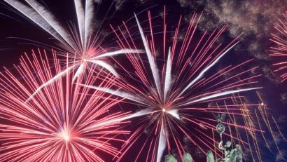 Bild: Ralf Hirschberger
Ein Feuerwerk ist hinter dem Brandenburger Tor zu sehen. Foto: Ralf Hirschberger/dpa/Archiv