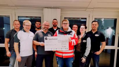 Bild: exb/Maximilian Lang
Der Oldtimerverein Lucky 4 Garage Classic Cars and Bikes spendete 500 Euro an das BRK Neunburg vorm Wald.