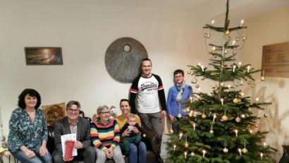 Bild: gz
Im Namen der Marktgemeinde wünschte Bürgermeister Reiner Gäbl und im Namen des Wohnheims Maria Klug (li) der Neubürgerin Getraud Schmid (3.v.l.) im Beisein von Enkelin Katrin, Urenkel Kilian, Sohn Herbert und Tochter Elfriede besinnliche Weihnachtsfeiertage und Gesundheit für 2020.