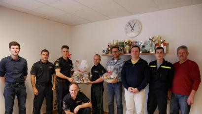Bild: flm
Beim traditionellen Weihnachtsbesuch überreichte Kommandant Tobias Tippmann (Vierter von rechts) ein Präsent an die Egerer Kollegen. Diese revanchierten sich mit einem Geschenkkorb. Mit im Bild Kreisbrandinspektor Lorenz Müller (rechts), Direktor Oberst Jan Doubrava (Dritter von rechts), Standortkommandant Martin Tomasek (zweiter von links) und Dolmetscher Georg Mayer (links).