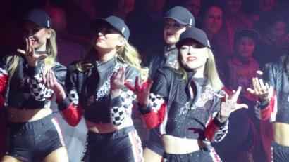 Bild: Houschka
Zirkus heute: Aus Las Vegas eingeflogen, geben The Donnert Dancers im Zelt auf dem Regensburger Dultplatz ein furioses Gastspiel. Mit der Rockmusik vom Steppenwolf und "Born To Be Wild".