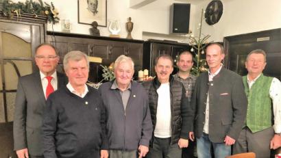 Bild: stg
Ehrungen standen auf dem Programm der Kemnather Liedertafel: (v.l.) Vorstand Siegfried Schiedlofsky mit den Jubilaren Josef Ponnath, Rudi Heindl, Robert Härtl, Josef Kormann, Sebastian Wedl und Christian Baumann