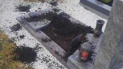 Bild: exb
Ein verwüstetes Grab auf dem Waidhauser Friedhof.