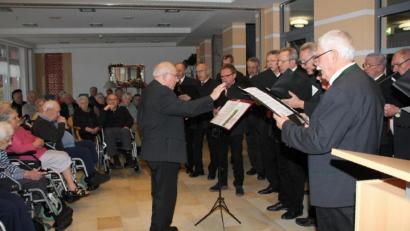 Bild: frd
Seit 27 Jahren treten die Männer vom Gesang- und Orchesterverein Schönsee in der Weihnachtszeit im Oberviechtacher Alten- und Pflegeheim auf.