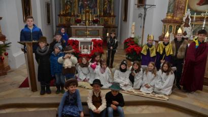 Bild: dob
Obwohl draußen vor der Kirche die Regentropfen ans Fenster trommelten, wurde es in der Böhmischbrucker Pfarrkirche weihnachtlich, denn die Mädchen und Buben spielten die Geschichte "Jesu Geburt" nach.