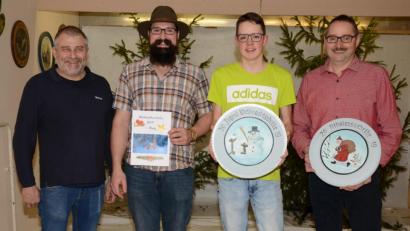 Bild: ker
Nach dem Weihnachtsschießen beim Bruderbund (von links): Schützenmeister Werner Grünthaler, Weihnachtspreisgewinner Thomas Grädler, Jugendscheibensieger Tobias Herold und der Gewinner der Nikolausscheibe, Erwin Kolb.