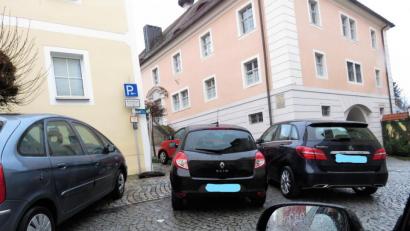 Bild: ubb
Regionaldekan Pfarrer Georg Flierl rügt die Falschparker.