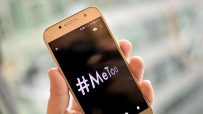 Bild: Britta Pedersen/dpa
Eine junge Frau hält ein Smartphone mit dem Hashtag "#MeToo" in der Hand (gestellte Aufnahme).