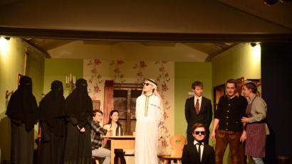 Bild: bey
Der Scheich mit dem fast unaussprechlichen Namen hat drei "Haremsdamen" und seinen Leibwächter mitgebracht. Bauernsohn Kilian und Landratstochter Susi (im Hintergrund) hören aufmerksam der Geschichte des Scheichs zu, ebenso Bürgermeistergattin Rosaline, Bürgermeister Bartl Stanglmeier und der Herr Landrat (von rechts).