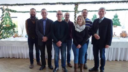 Bild: AELF/exb
Am Amt für Ernährung, Landwirtschaft und Forsten Tirschenreuth gibt es einige neue Mitarbeiter: Personalratsvorsitzender Martin Wittmann und stellvertretender Behördenleiter Dirk Lüder (von links) begrüßten Thomas Hösl, Wolfgang Gleißner, Stefanie Lehner und Christian Magerl. Auch Behördenleiter Wolfgang Wenisch (rechts) wünschte einen guten Start.