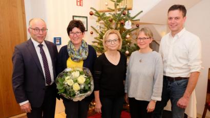 Bild: do
Während Bürgermeister Albert Nickl beispielhaft die vorbildlichen Schul- und Kindergarteneinrichtungen lobt, würdigt sein Stellvertreter Roland Hörl das erfolgreiche Wirken des Bürgermeisters mit einem Genusskörberl. Blumen gibt es für die "First-Lady". Im Bild (von links) Bürgermeister Albert Nickl, Ehefrau Lisa, Kita-Leiterin Waltraud Wagner, Schulrektorin Gabriele Bodner und zweiter Bürgermeister Roland Hörl.
