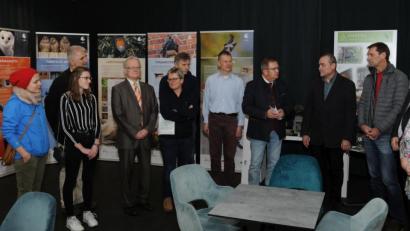 Bild: gf
Bürgermeister Martin Preuß (Fünfter von rechts) und Florian Haas (Vierter von rechts) eröffnen die mit zahlreichen Bildtafeln und Informationen versehene Ausstellung, deren Ziel es ist, wieder mehr Gebäudebrüter in Amberg anzusiedeln.