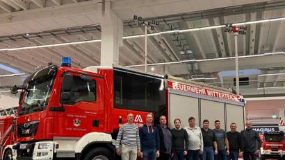Bild: exb
Eine neunköpfige Delegation der Feuerwehr Mitterteich holte das neue HLF 20 in Ulm ab.