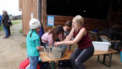 Archivbild: Thomas Dobler
Die jährliche Weltwasserwoche im im Oberpfälzer Freilandmuseum Neusath-Perschen soll Schulkinder an vielen Stationen mit der Bedeutung des Elements Wasser vertraut machen. Dass man Wasser auch zum Kneipen benutzen kann, lerrnten die jungen Leute an dieser Station.