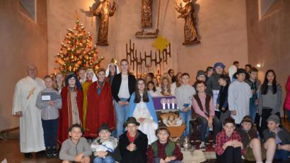 Bild: gi
Ein Krippenspiel führten die Ministranten am Heiligen Abend in der Pfarrkirche auf.
Brechend voll war das Gotteshaus und den Kindern wurde das Warten auf das Christkind verkürzt.