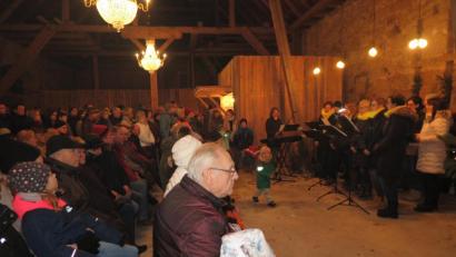 Bild: jzk
Schöne Lieder hatte Birgit Kneidl mit dem Chor Laudate für die besinnliche Andacht in der Halle in Wolframshof ausgewählt.