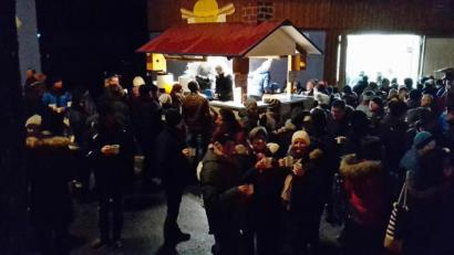 Bild: mng
Rund 300 Besucher zieht zur Waldweihnacht in Hessenreuth. Den Umsätzen tut das keinen Abbruch und die Zahlen sprechen für sich: 90 Liter Glühwein, 270 Paar Bratwürste und 500 Stamperl Likör werden verkauft. Mit dem Verkaufserlös und den Spenden kommen 3882 Euro zusammen.