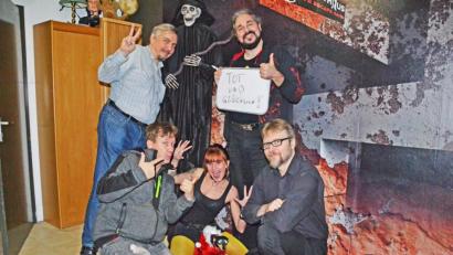 Bild: Beate-Josefine Luber
Thomas Wolf (links), einer der intelligentesten Menschen der Welt, ist mit seinen Freunden zu Besuch im Fluchthaus in Weiden.