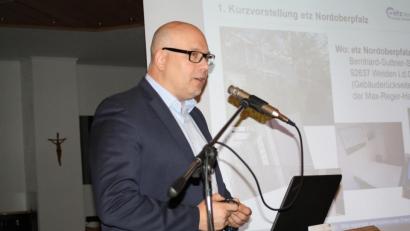Bild: bjp
Über Vorteile und Kosten häuslicher Solarenergieanlagen informiert Ingenieur Matthias Rösch in der Schwarzenbacher Bürgerversammlung. Ein "Eignungscheck" für Wohnhäuser koste 30 Euro, für zehn "Checks" übernehme die Gemeinde diesen Betrag.