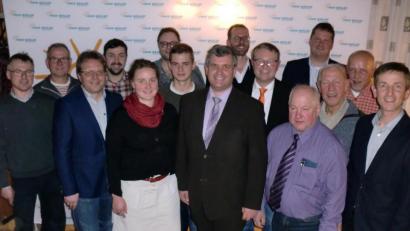 Bild: sh
Die Kandidaten der Schnaittenbacher Freien Wähler für die Kommunalwahlen 2020 im Beisein von FW-Kreisvorsitzendem Albert Geitner (rechts) sowie stellvertretendem FW-Landesvorsitzenden und Landratskandidaten Hans-Martin Grötsch (zweite Reihe, dritter von rechts). Spitzen- und Bürgermeisterkandidat ist Manfred Schlosser (vorn Mitte).