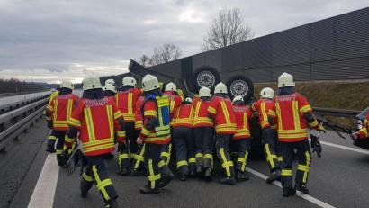 Bild: exb
Die Feuerwehr Schirmitz räumt auf. Auf der A93 in Fahrtrichtung Regensburg ereignete sich ein Unfall.