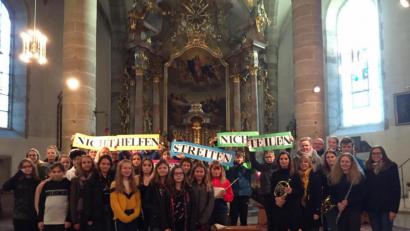 Bild: jzk
Viele Realschüler waren an der Gestaltung des vorweihnachtlichen Gottesdienstes beteiligt.