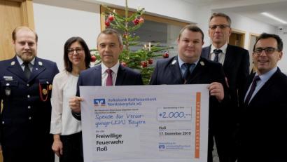 Bild: le
Mit einer überraschenden Spende als "Christkindl" wartete die Volksbank Raiffeisenbank Nordoberpfalz bei der Spendenübergabe von 2 000 Euro auf. Das Geld wird zweckgebunden für die notwendige Anschaffung eines neuen Versorgungsfahrzeuges verwendet. Bild von links: Vorsitzender Felix Witzl, Birgit Käs, Zweigstellenleiter Lothar Kurz, Kommandant Felix Müller, Direktor Bernhard Wolf und Direktor Thomas Ludwig.