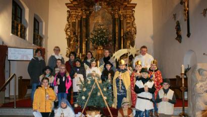 Bild: öt
In der von Pfarrer Josef Waleszczuk (hinten, rechts) in der Pfarrkirche Patrona Bavariae Neusorg zelebrierten Andacht führten die neuen Kommunionkinder unter der Regie des Familiengottesdienst-Teams ein Krippenspiel auf. Gesanglich umrahmt wurde die Andacht vom Kinderchor unter der Leitung von Corinna Schraml.
