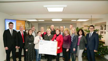 Bild: JOCHEN NEUMANN 
ERBENDORF
Geschäftsstellenleiter Alexander Goblirsch (links) und Regionalmarktleiter Christian Pöll (rechts) mit den Spendenempfängern.