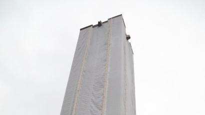 Bild: Gerhard Götz
Der frei stehende, 28 Meter hohe Glockenturm der Pfarrkirche St. Paul auf dem Weinberg ist mit dichten Netzen gesichert, damit nicht weitere Abplatzungen von der Turmfassade auf Gehsteig oder Kirchenvorplatz fallen können.