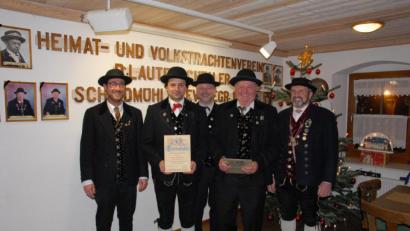 Bild: pop
Ehrungen für aktive Trachler (von links): Zweiter Vorsitzender Markus Mehringer, Christian Kossak, Vorsitzender Gerald Stauber, Gerhard Senft und Gauvorstand Peter Kurzwart.