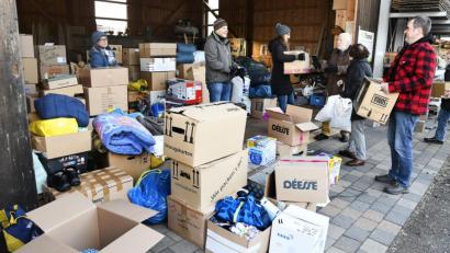 Bild: Petra Hartl
Damit hat selbst Tom Scheimer nicht gerechnet: In nur zwei Stunden, in denen er am Samstag Spenden für die frierenden Kinder in einem überfüllten Flüchtlingscamp auf Samos annahm, kamen Waren, die zehn Transporter füllen, zusammen.